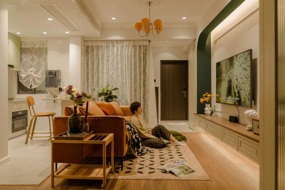 空間放大術(shù)丨兩倍客廳，三倍公區(qū)，只因她家破墻為“鏡”