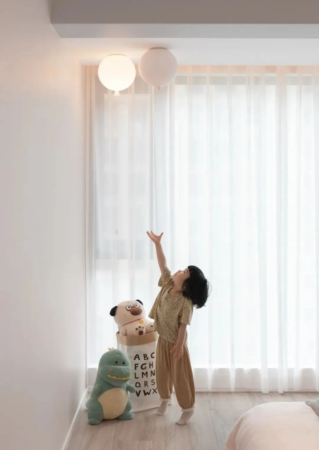 工作如此繁雜，居家何不簡單一些？三口之家的極簡美宅