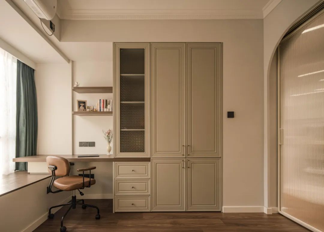 空間放大術(shù)丨兩倍客廳，三倍公區(qū)，只因她家破墻為“鏡”