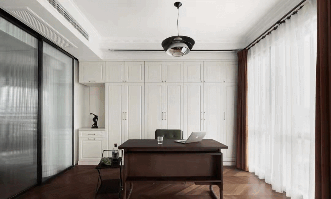 「訪」非傳統客廳＋多功能臥室，職住一體的復古烏托邦 