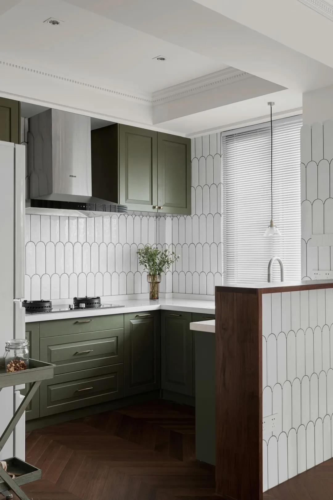 「訪」非傳統客廳＋多功能臥室，職住一體的復古烏托邦 