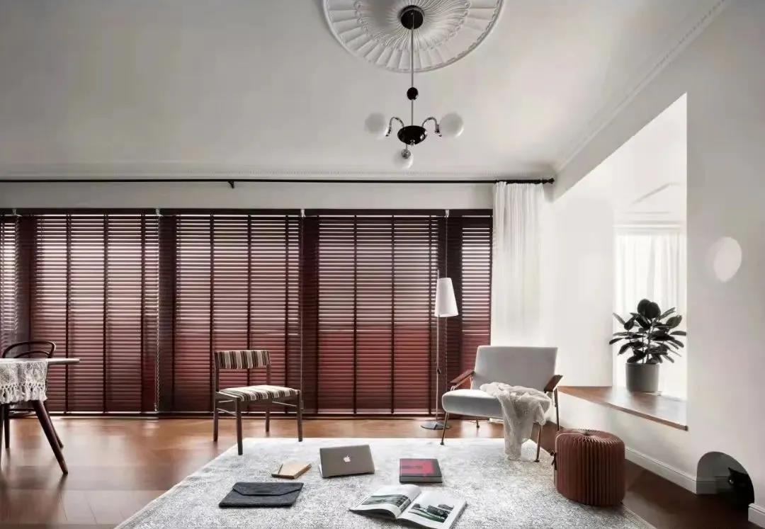 「訪」非傳統客廳＋多功能臥室，職住一體的復古烏托邦 