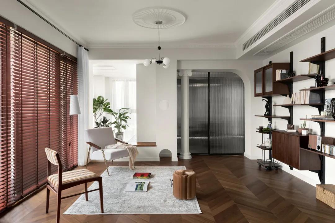 「訪」非傳統客廳＋多功能臥室，職住一體的復古烏托邦 