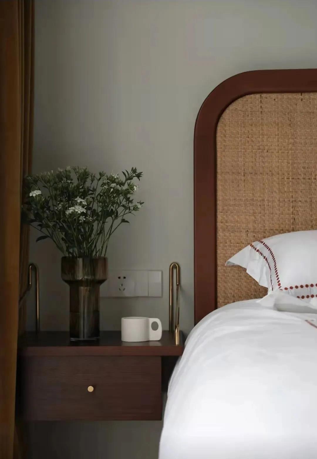 「訪」非傳統客廳＋多功能臥室，職住一體的復古烏托邦 