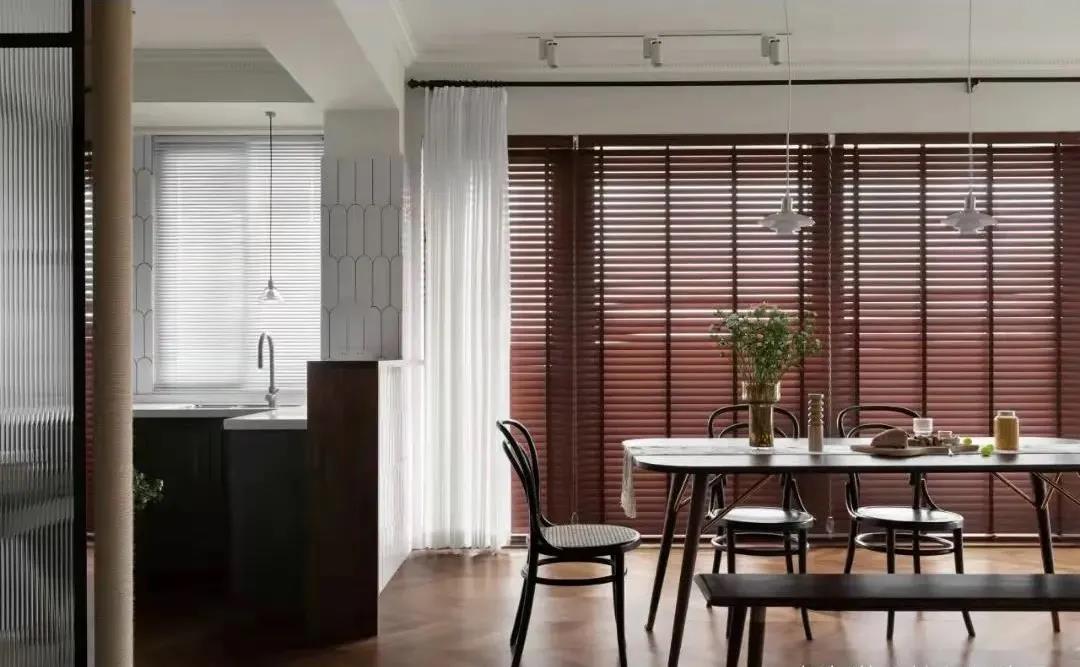 「訪」非傳統客廳＋多功能臥室，職住一體的復古烏托邦 