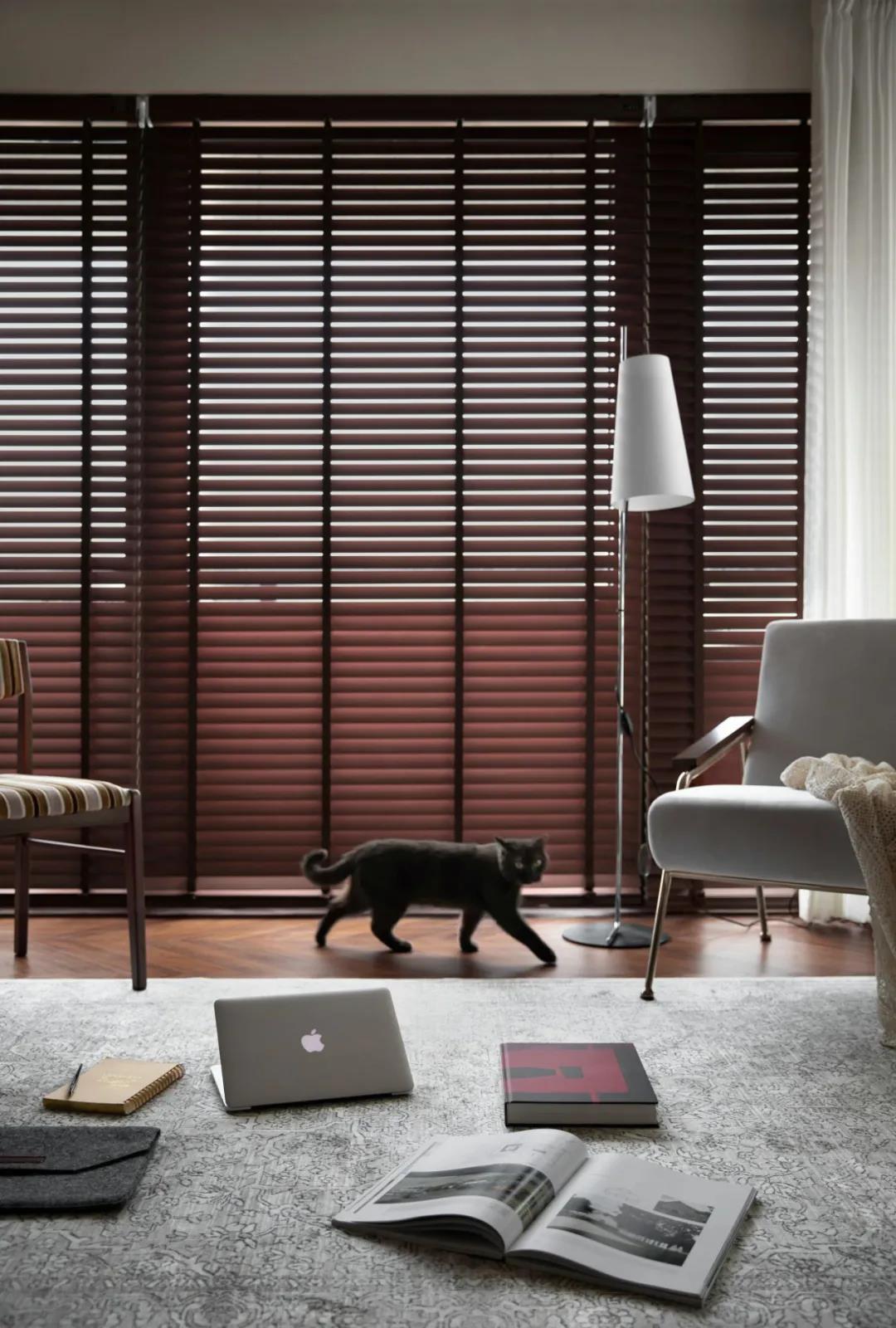 「訪」非傳統客廳＋多功能臥室，職住一體的復古烏托邦 