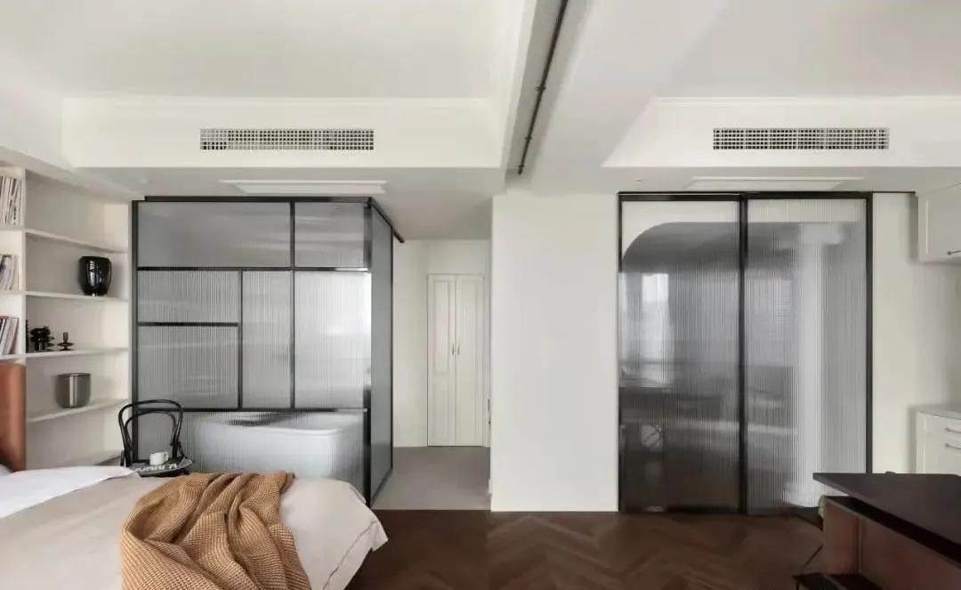 「訪」非傳統客廳＋多功能臥室，職住一體的復古烏托邦 