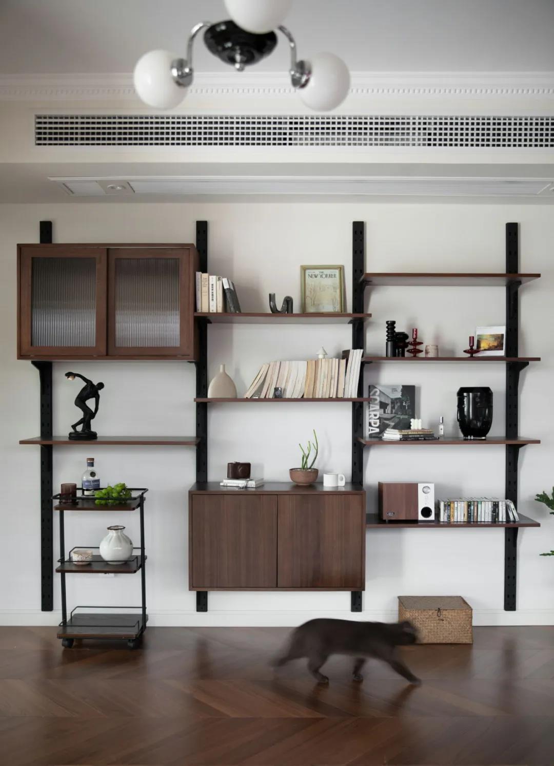 「訪」非傳統客廳＋多功能臥室，職住一體的復古烏托邦 