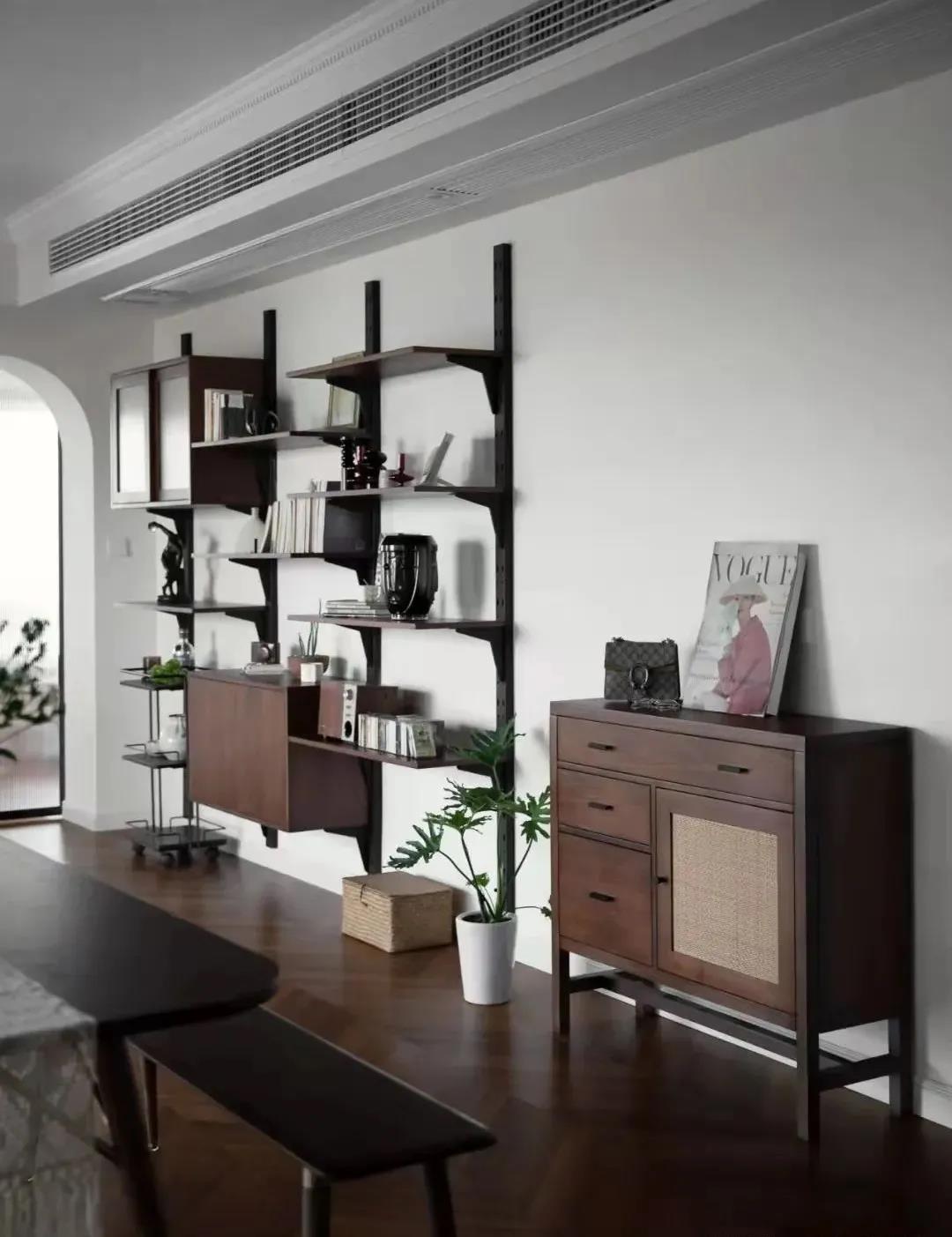 「訪」非傳統客廳＋多功能臥室，職住一體的復古烏托邦 