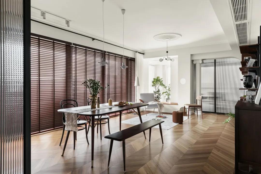 「訪」非傳統客廳＋多功能臥室，職住一體的復古烏托邦 